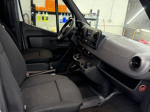 Used 2019 Mercedes-Benz Sprinter 2500 image 8
