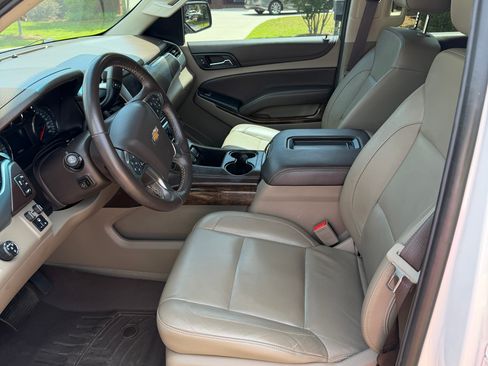 Used 2019 Chevrolet Suburban LT w/ Luxury Package RWD image 10