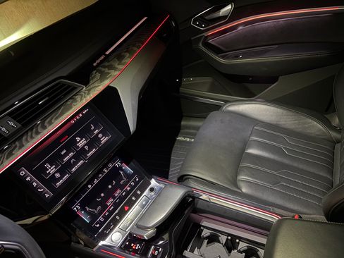 Used 2019 Audi e-tron Prestige w/ Prestige Package AWD/4WD image 22