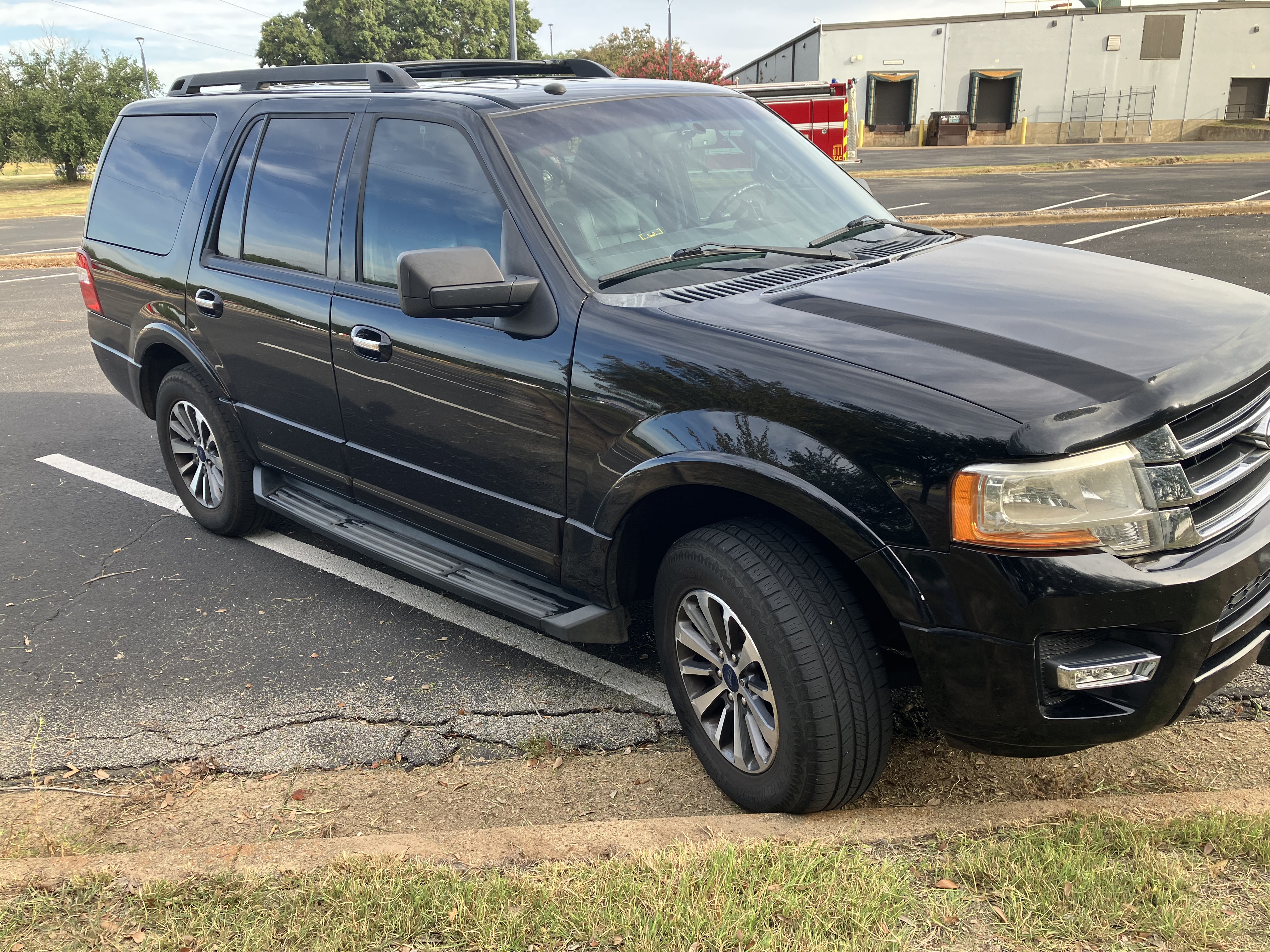 Used 2017 Ford Expedition XLT RWD image 2