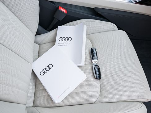 Used 2022 Audi e-tron Prestige w/ Prestige Package AWD/4WD image 27