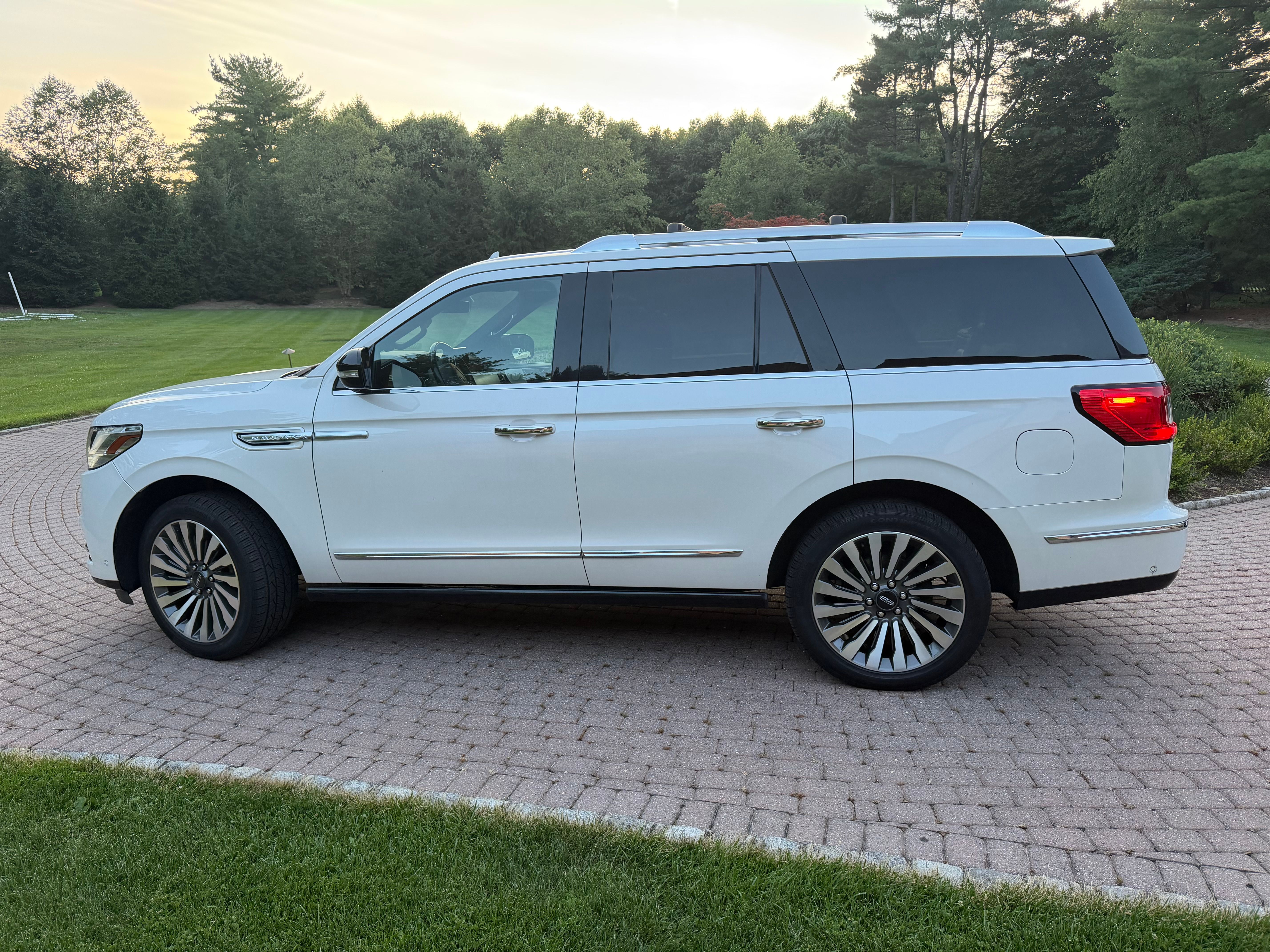Used 2019 Lincoln Navigator Reserve w/ Cargo Package AWD/4WD image 2