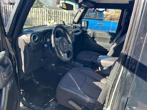 Used 2013 Jeep Wrangler Unlimited Sahara image 12