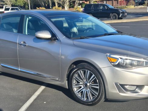 Used 2015 Kia Cadenza Premium w/ Luxury Package FWD image 4