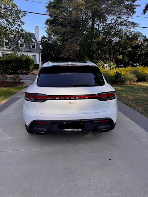 Used 2022 Porsche Macan AWD/4WD image 2