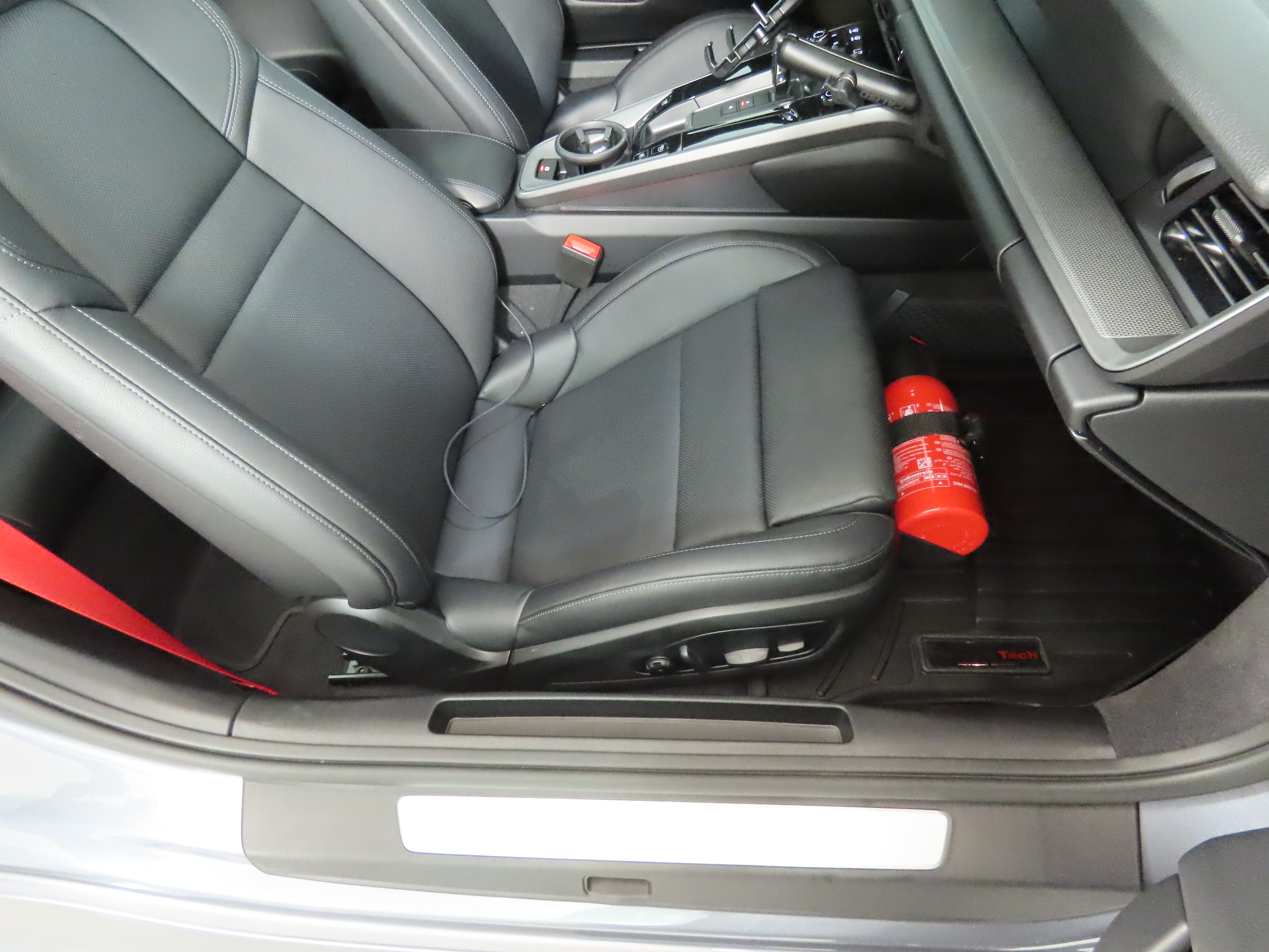 Used 2025 Porsche 911 Carrera RWD image 17