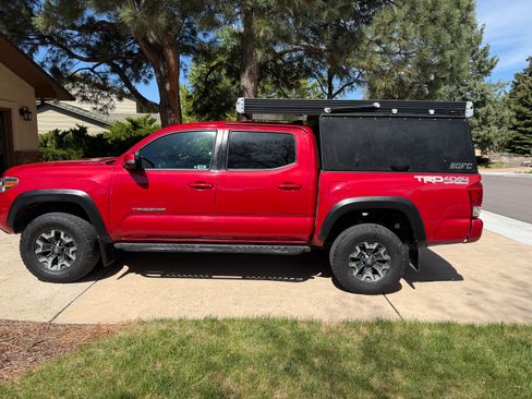Used 2018 Toyota Tacoma TRD Off-Road w/ Technology Package AWD/4WD image 21