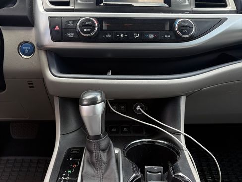 Used 2017 Toyota Highlander LE w/ Carpet Mat Package AWD/4WD image 32