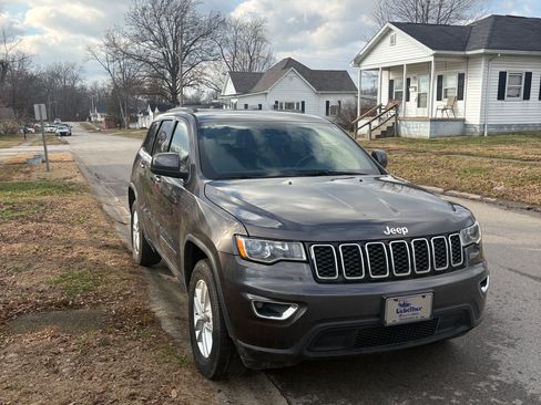 Used 2017 Jeep Grand Cherokee Laredo w/ Quick Order Package 23E image 2