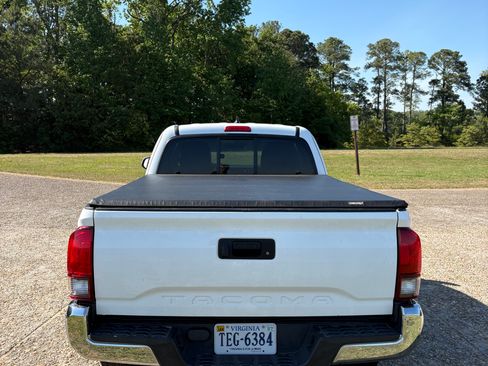 Used 2019 Toyota Tacoma SR5 w/ SR5 Appearance Package (SM) RWD image 8