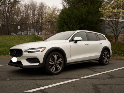 Used 2025 Volvo V60 B5 Cross Country Plus image 2