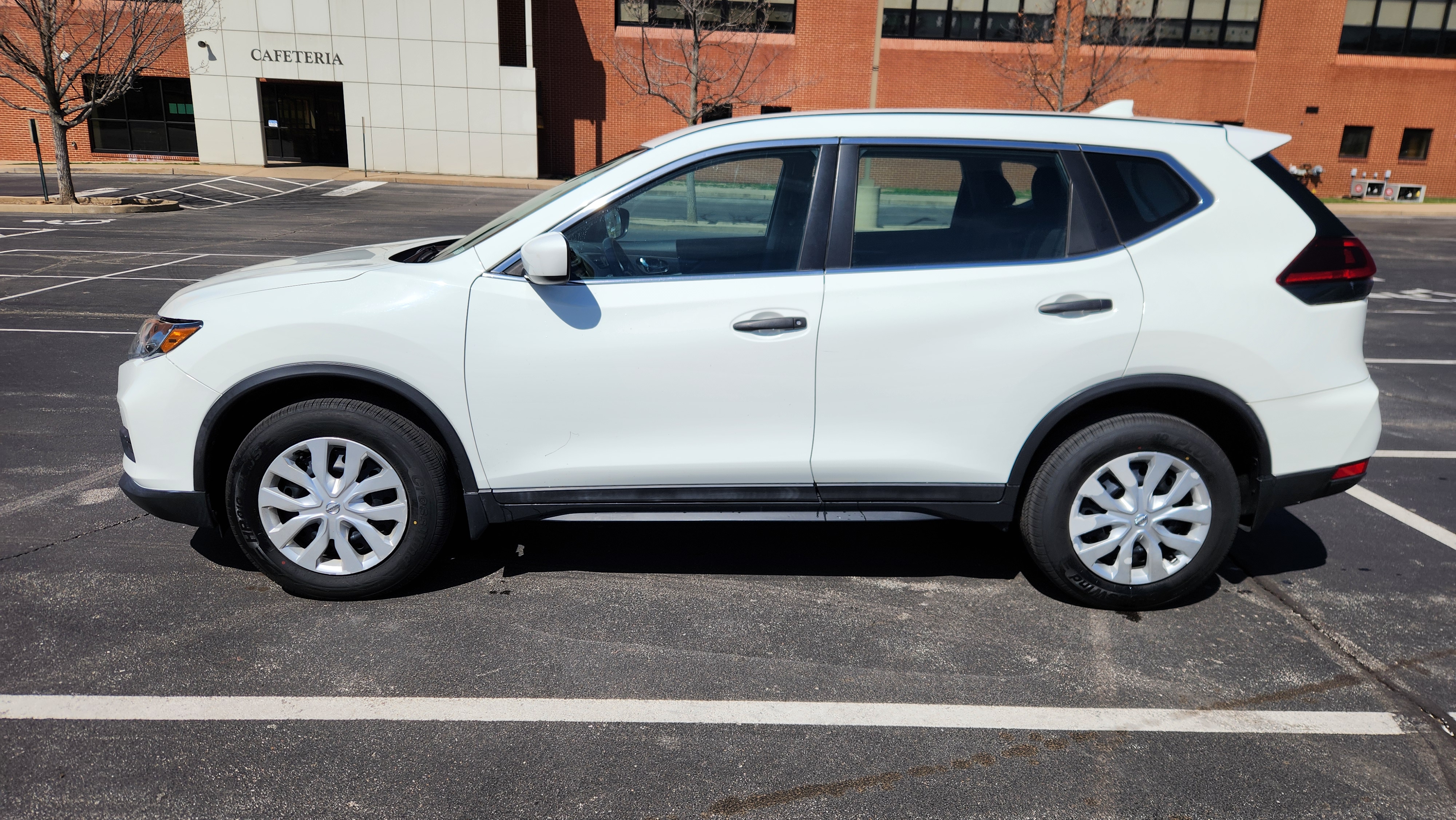 Used 2018 Nissan Rogue S AWD/4WD image 2