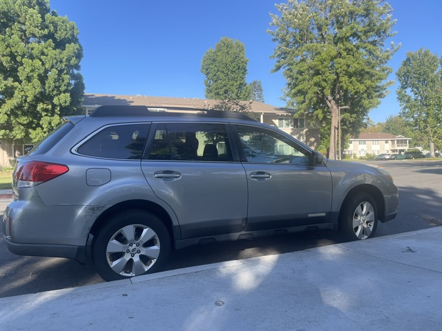 Used 2011 Subaru Outback 2.5i Limited w/ PWR Moonroof Pkg AWD/4WD image 2