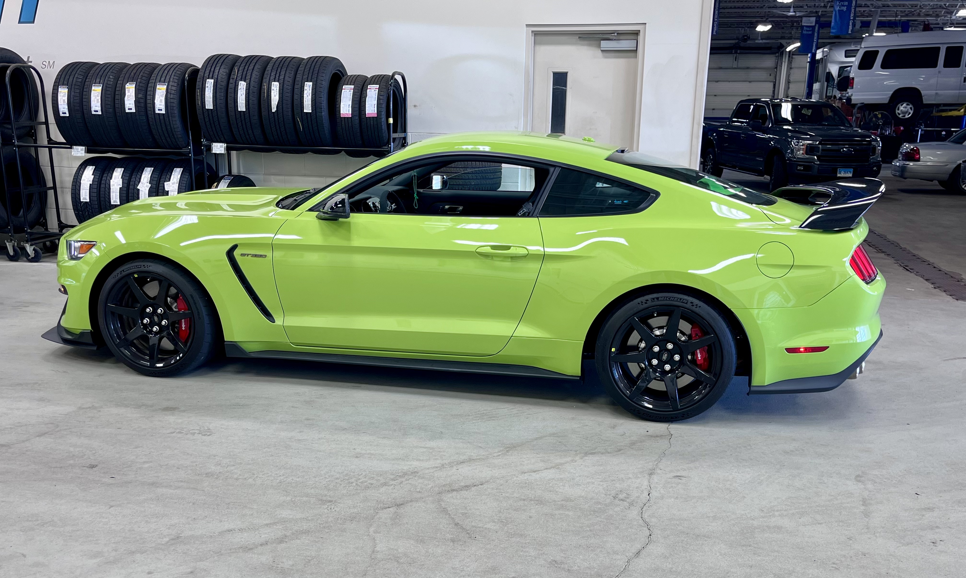 Used 2020 Ford Mustang Shelby GT350R w/ GT350R Equipment Group 920A RWD image 16