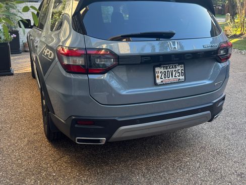 Used 2023 Honda Pilot Touring image 4