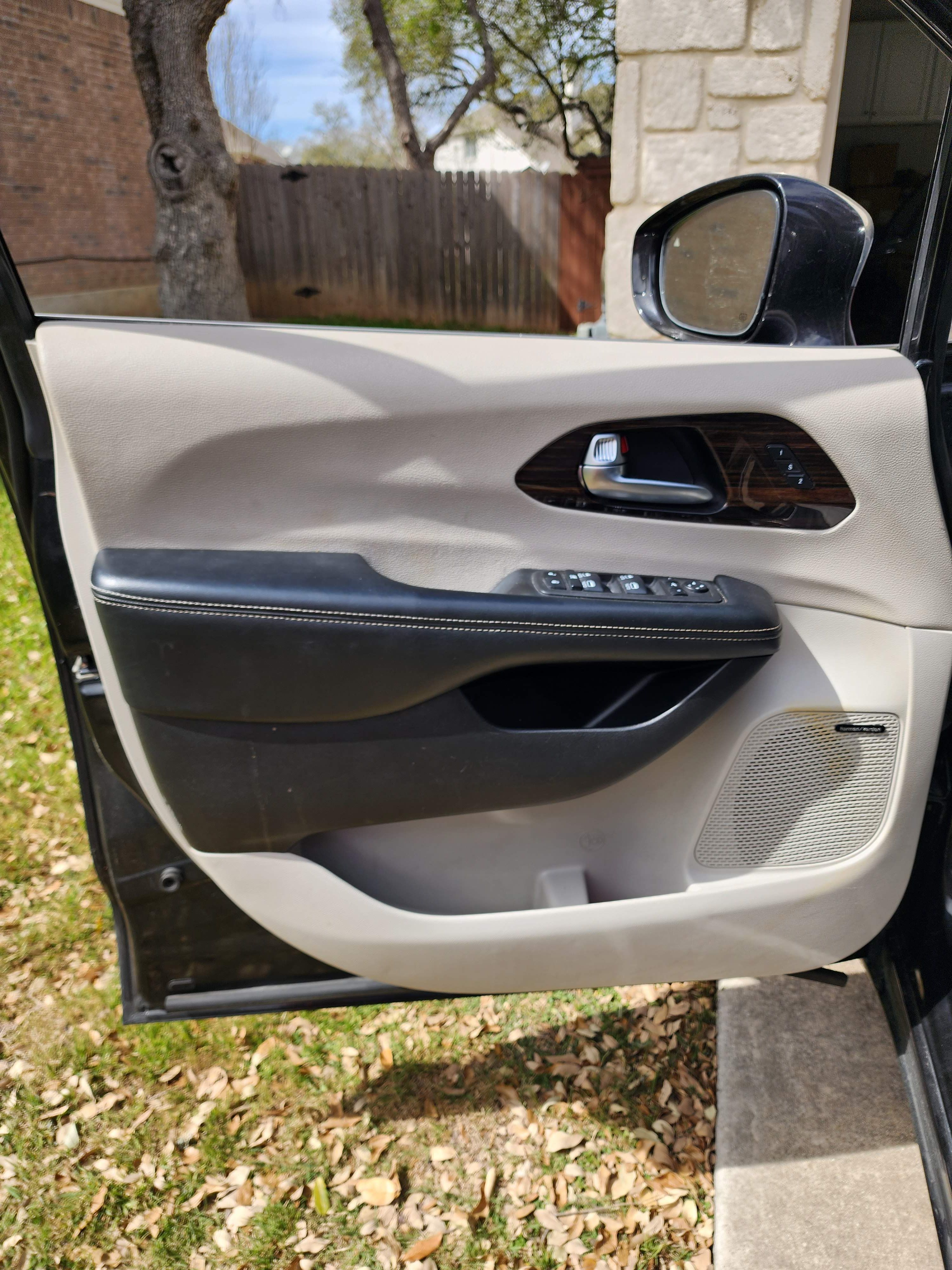 Used 2022 Chrysler Pacifica Limited FWD image 24