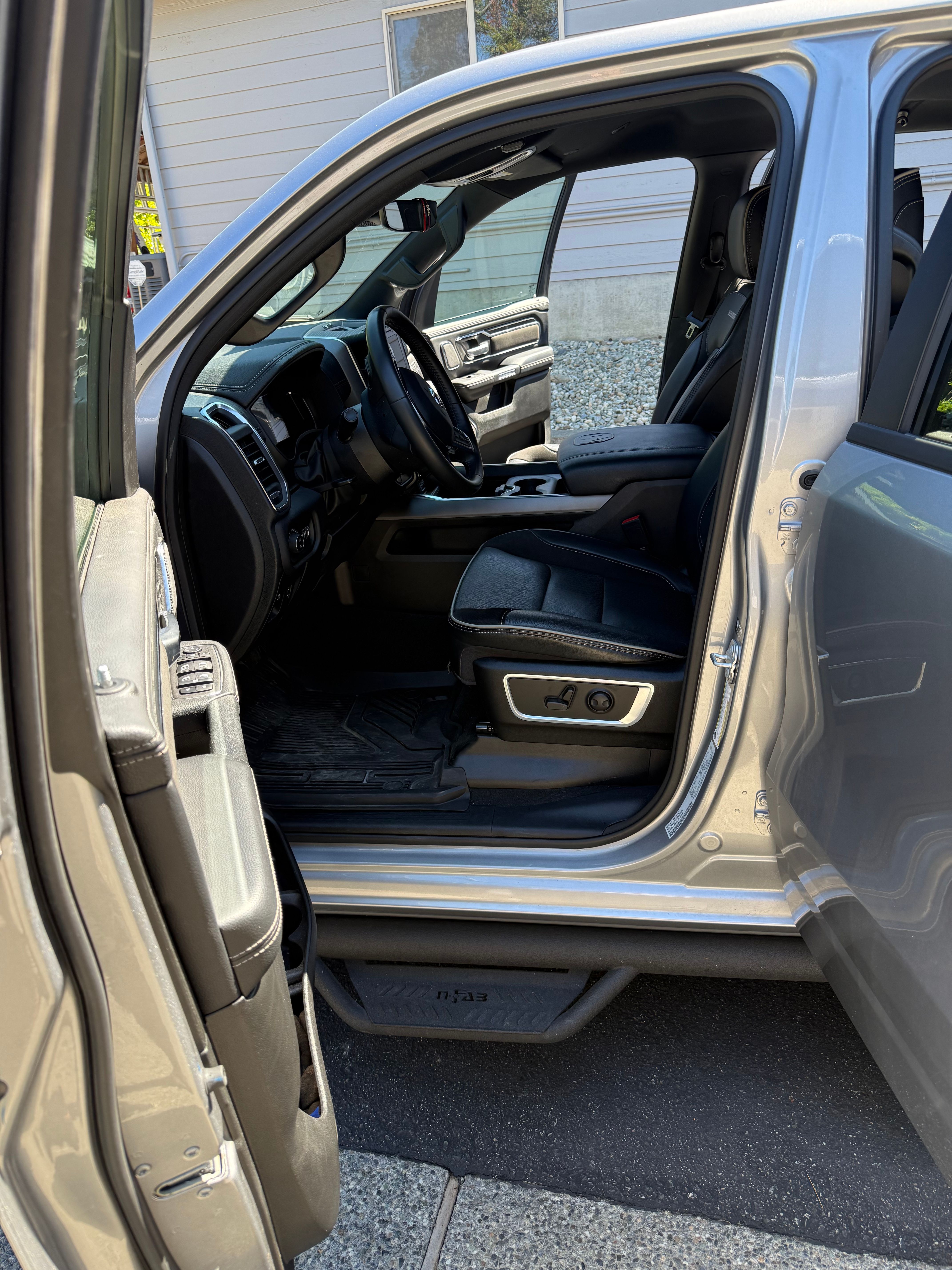 Used 2024 RAM 1500 Laramie AWD/4WD image 11