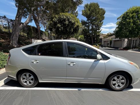 Used 2004 Toyota Prius w/ Pkg 6 FWD image 1