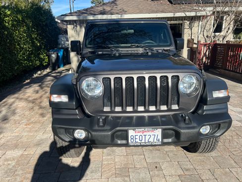 Used 2018 Jeep Wrangler Unlimited Sport image 6