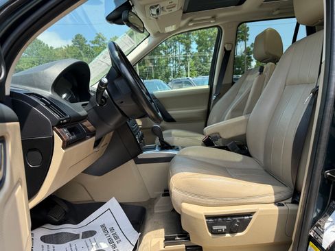 Used 2015 Land Rover LR2 HSE image 13