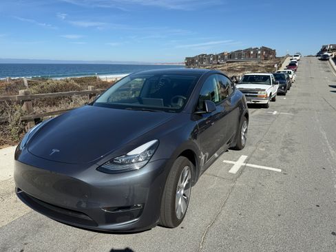 Used 2022 Tesla Model Y Long Range image 1