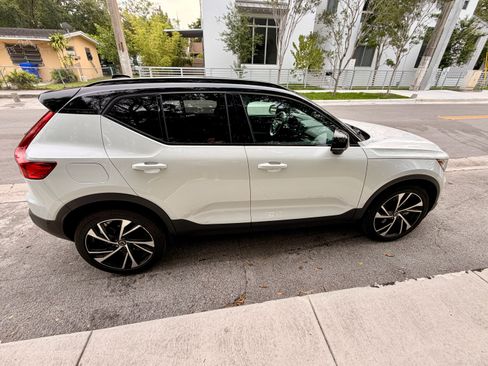 Used 2020 Volvo XC40 T4 R-Design FWD image 5