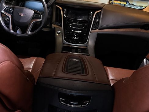 Used 2019 Cadillac Escalade Premium Luxury image 8