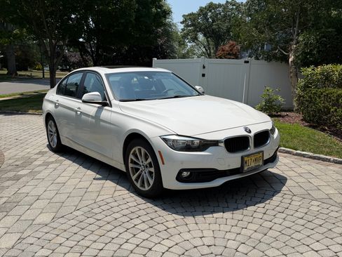 Used 2017 BMW 320i xDrive Sedan AWD/4WD image 4