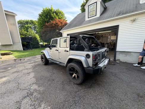 Used 2013 Jeep Wrangler Unlimited Sahara w/ Dual Top Group AWD/4WD image 10