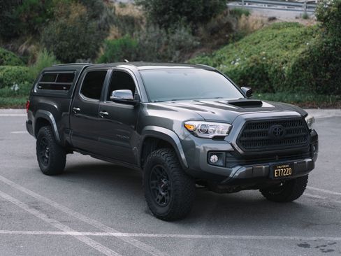 Used 2016 Toyota Tacoma TRD Sport w/ Towing Package RWD image 2