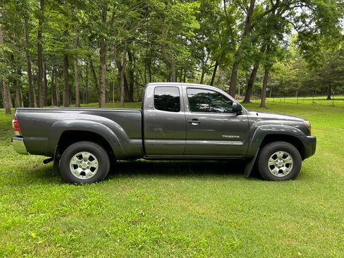 Used 2011 Toyota Tacoma PreRunner w/ SR5 Pkg #2 image 5