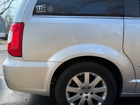 Used 2011 Chrysler Town & Country Touring-L w/ Entertainment Group #2 FWD image 14