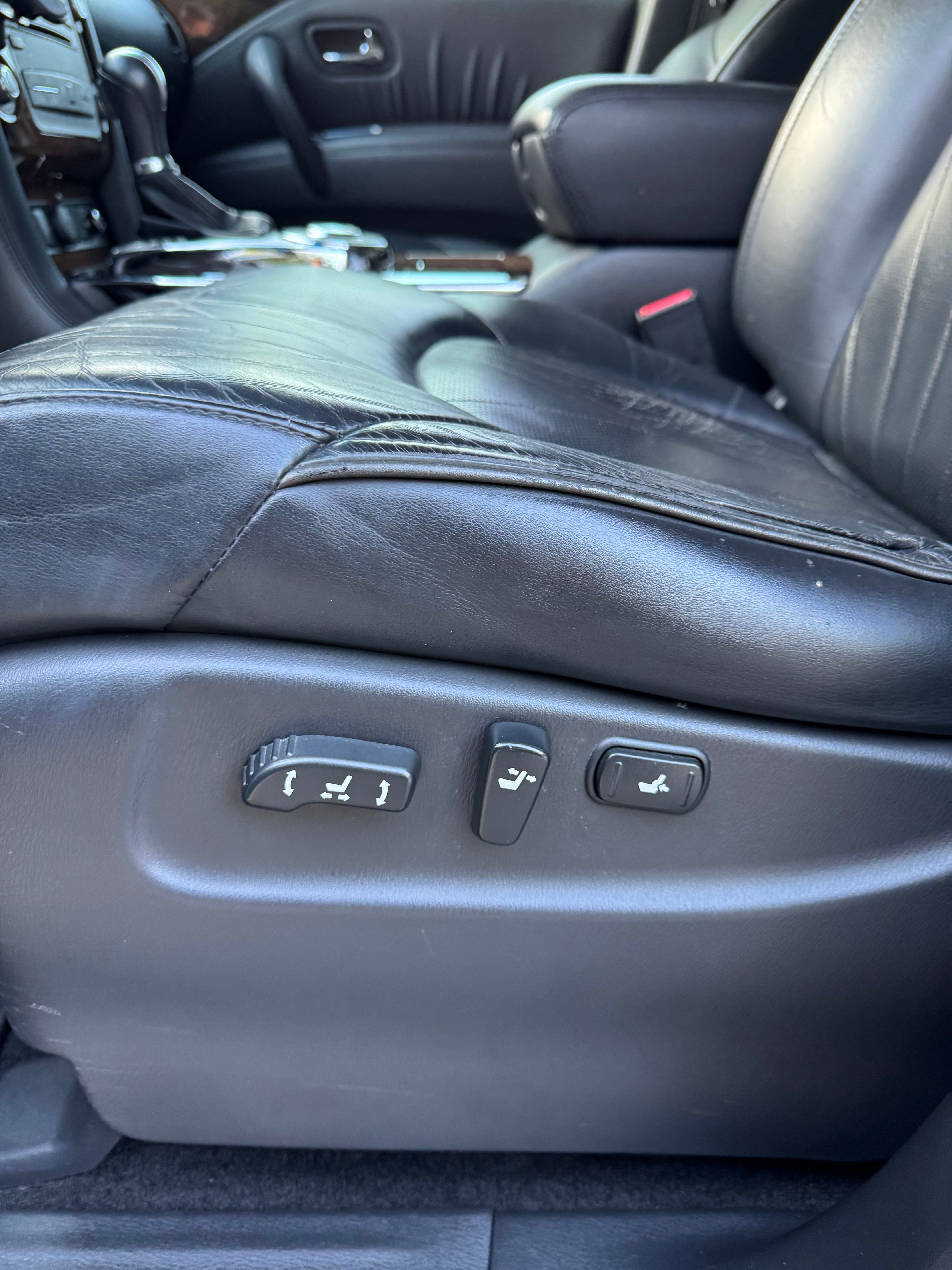 Used 2011 INFINITI QX56 2WD w/ Deluxe Touring Pkg image 31
