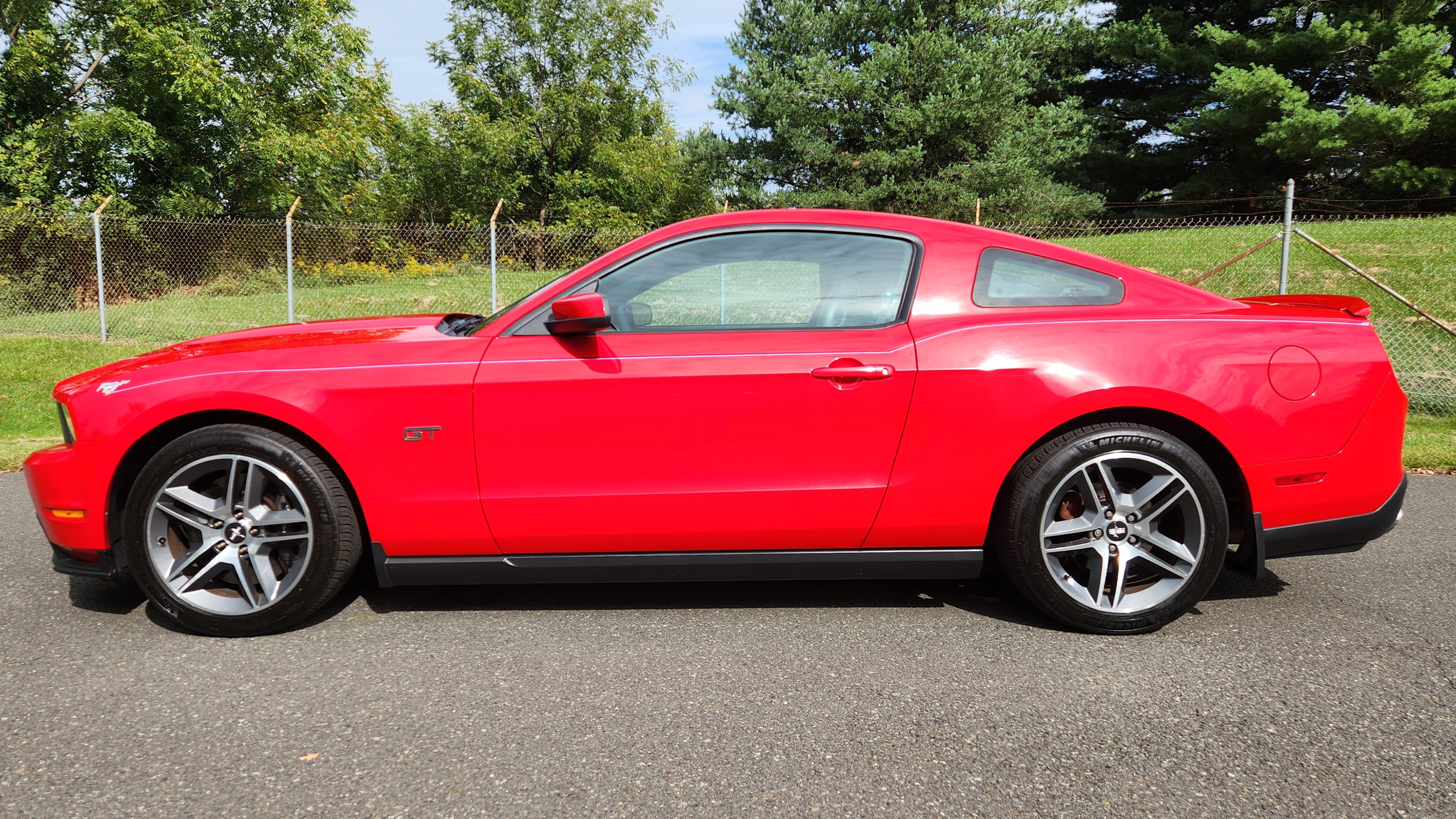 Used 2010 Ford Mustang GT Premium RWD image 11