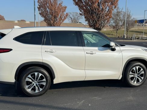 Used 2021 Toyota Highlander XLE image 10