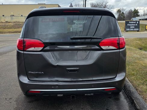 Used 2017 Chrysler Pacifica Touring-L image 11