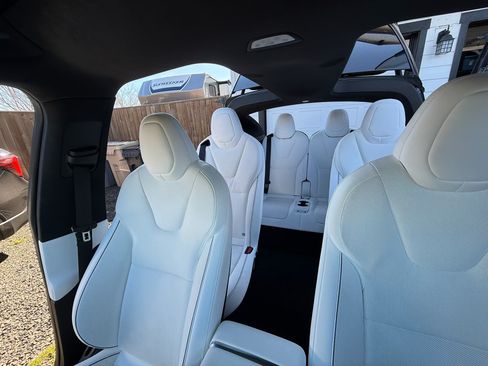 Used 2022 Tesla Model X Plaid image 21