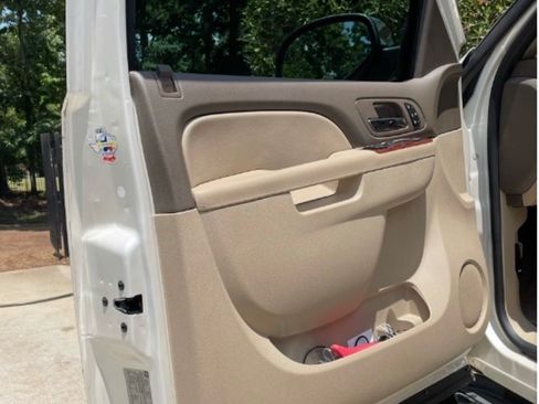 Used 2014 Chevrolet Tahoe LTZ RWD image 9