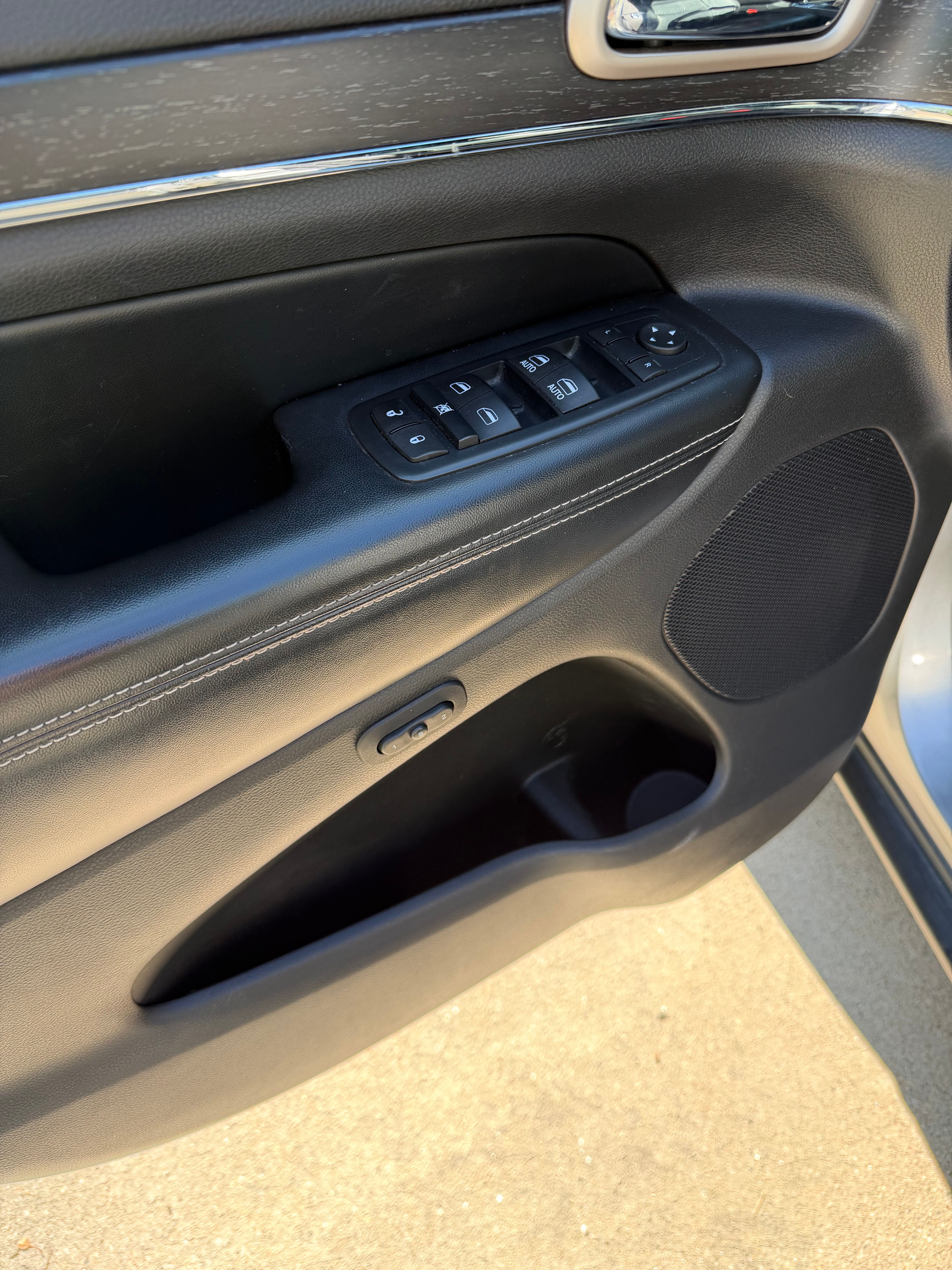 Used 2016 Jeep Grand Cherokee Limited AWD/4WD image 12