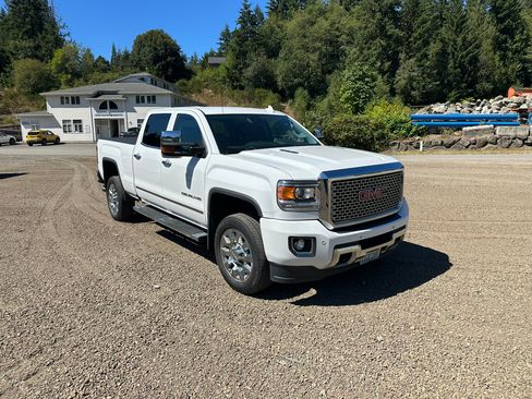 Used 2016 GMC Sierra 2500 Denali w/ Duramax Plus Package AWD/4WD image 5