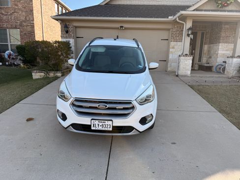 Used 2017 Ford Escape SE w/ Equipment Group 201A image 1