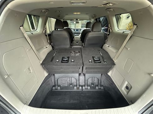 Used 2017 Kia Sedona LX w/ LX Essentials Premium Package image 11