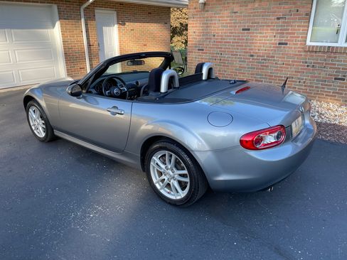 Used 2010 MAZDA MX-5 Miata Sport w/ Convenience Pkg RWD image 5