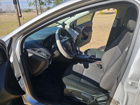 Used 2017 Ford Focus SE image 4