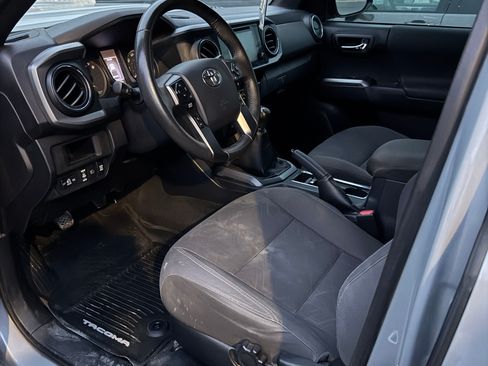 Used 2018 Toyota Tacoma TRD Sport image 12
