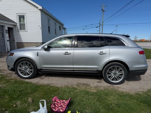 Used 2018 Lincoln MKT AWD w/ Driver Technology Package image 1