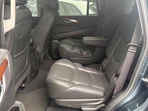 Used 2020 Cadillac Escalade Luxury AWD/4WD image 16