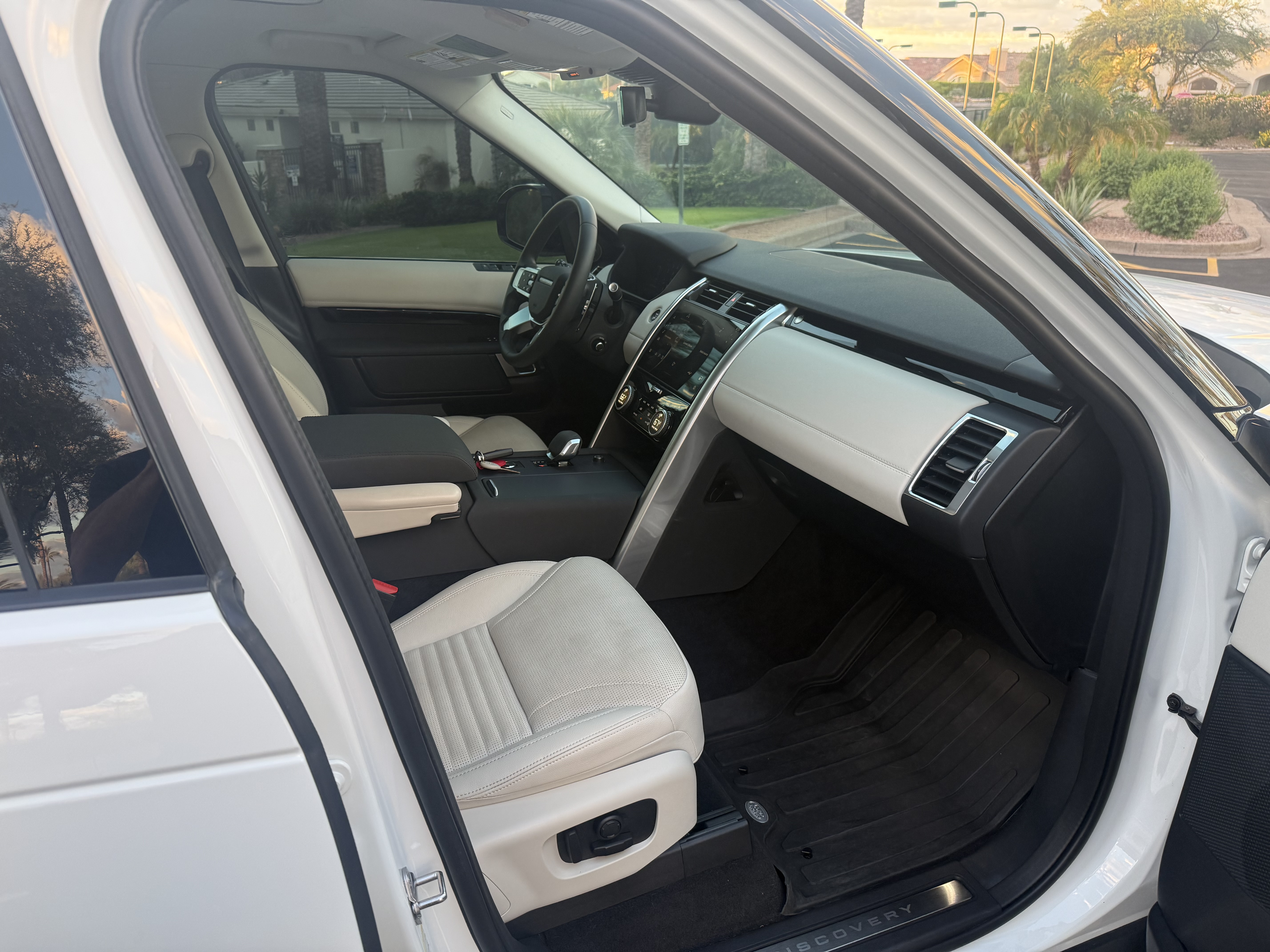 Used 2025 Land Rover Discovery S AWD/4WD image 13