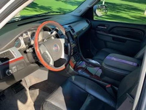 Used 2010 Cadillac Escalade Luxury image 5