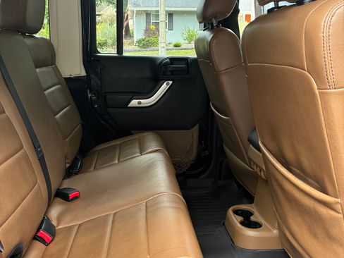Used 2011 Jeep Wrangler Unlimited Sahara w/ Connectivity Group AWD/4WD image 13